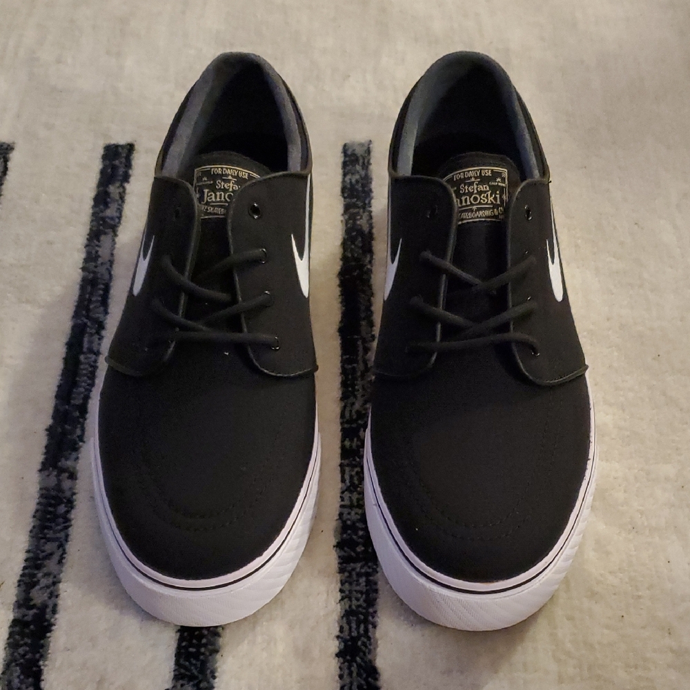 Nike Zoom Stefan Janoski Canvas Men's Black and White Sneakers